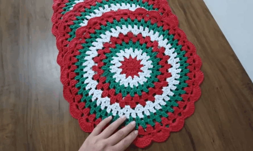 How to crocheted round doilies or placemats (red, green, and white yarn) circular, layered pattern🧶🌺😘💖