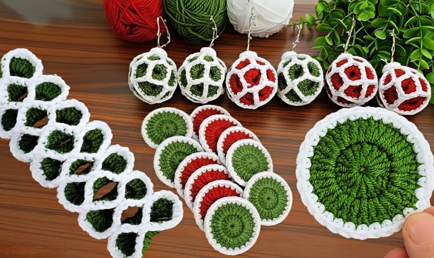 How to Crochet a Christmas Ball Decoration | Super Easy 🎁🎄